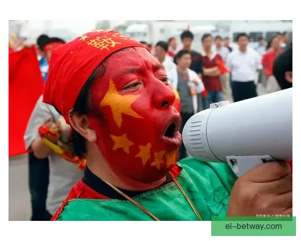 只输中国越南球迷深夜炸街狂欢并祝福中国队夺冠数万人骑摩托庆祝